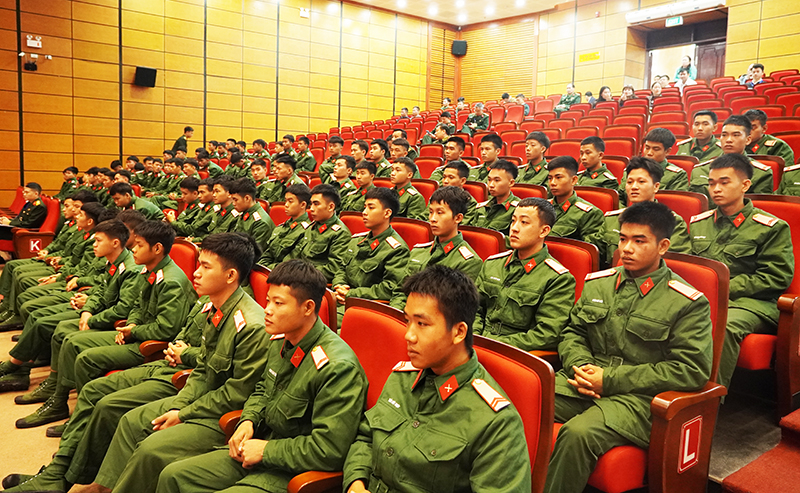 Thanh niên quân đội tham dự hội thảo.