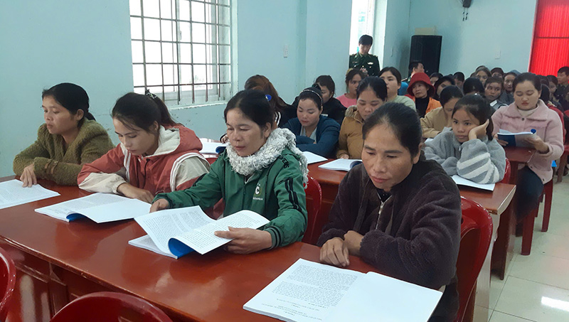 Bà con tham gia hội nghị