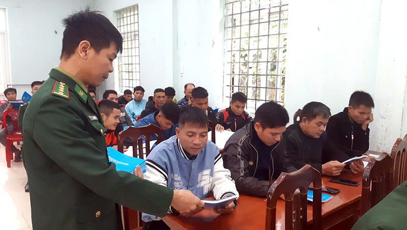 BĐBP cấp phát tài liệu và hướng dẫn cho bà con