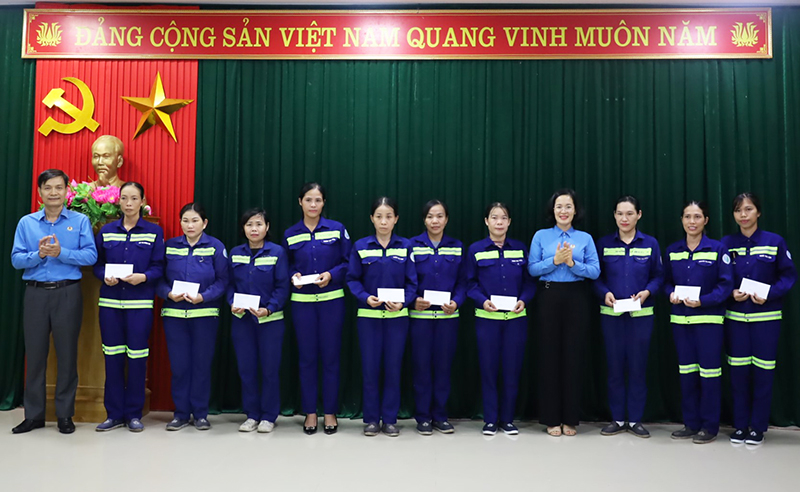 Lãnh đạo LĐLĐ tỉnh tặng quà cho ĐV, NLĐ có hoàn cảnh khó khăn.