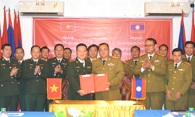Đại diện hai đơn vị ký kết biên bản ghi nhớ hội đàm.