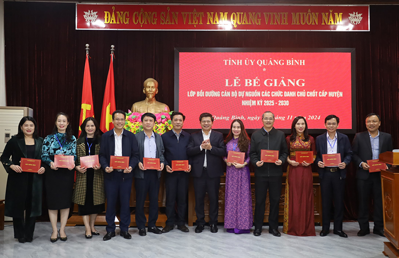 Đồng chí Trưởng ban Tổ chức Tỉnh ủy Trần Vũ Khiêm trao giấy chứng nhận hoàn thành chương trình lớp bồi dưỡng cho các học viên.