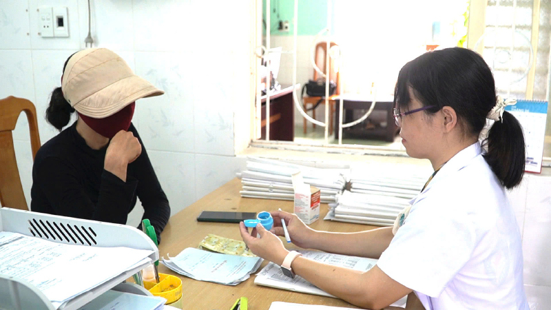 Cán bộ y tế tư vấn điều trị cho bệnh nhân nhiễm HIV.