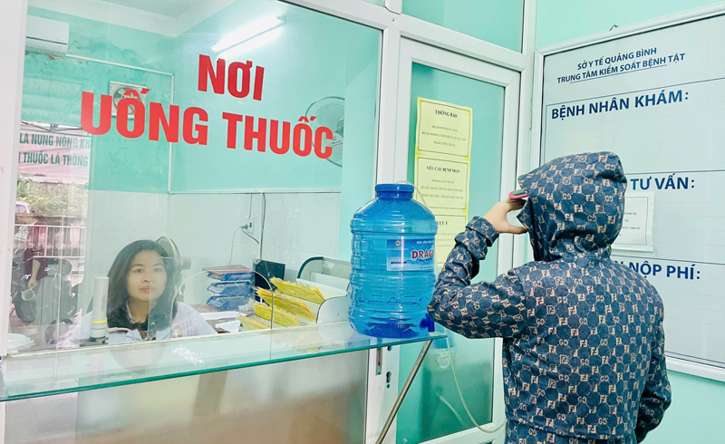 Người nghiện ma túy kiên trì điều trị nghiện các chất dạng thuốc phiện bằng thuốc thay thế methadone tại CDC tỉnh. 