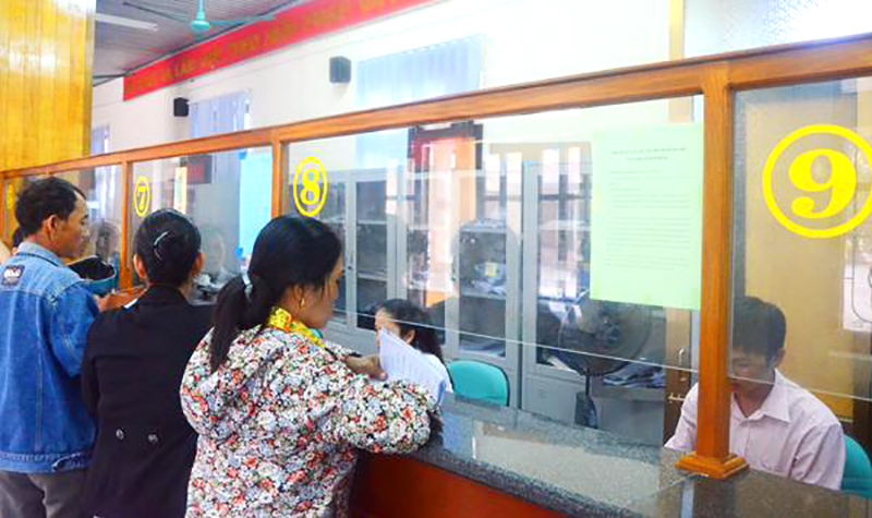 Người dân giải quyết thủ tục hành chính về đất đai tại Trung tâm giao dịch một cửa.