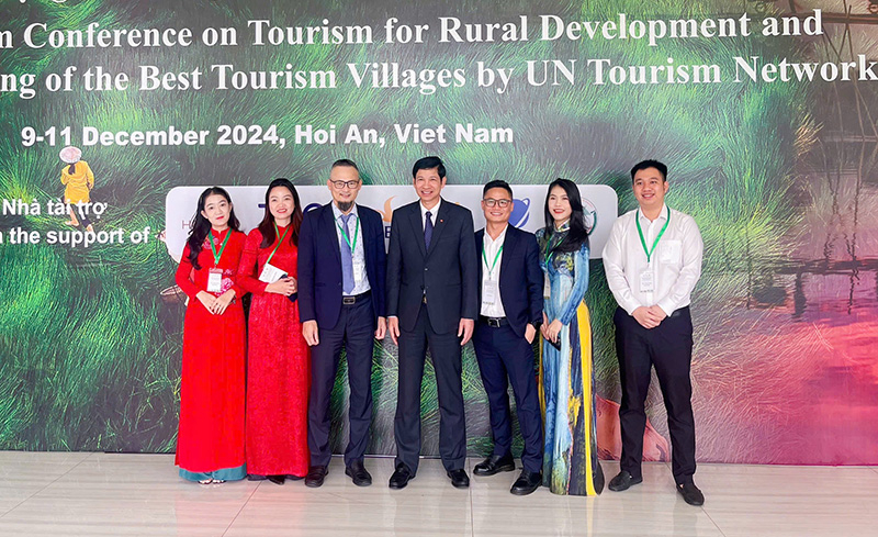 Thứ trưởng Bộ Văn hoá, Thể thao và Du lịch Hồ An Phong cùng các đại biểu ngành Du lịch Quảng Bình. 