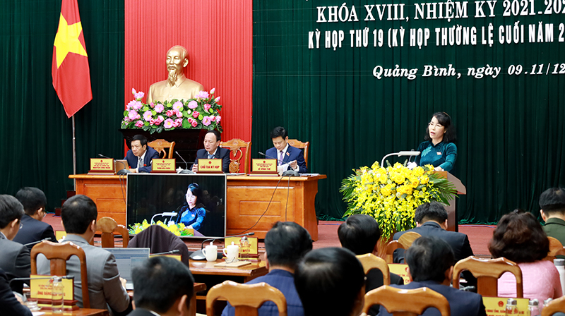 Giám đốc Sở Văn hóa-Thể thao Nguyễn Thị Bích Thủy trả lời chất vấn.