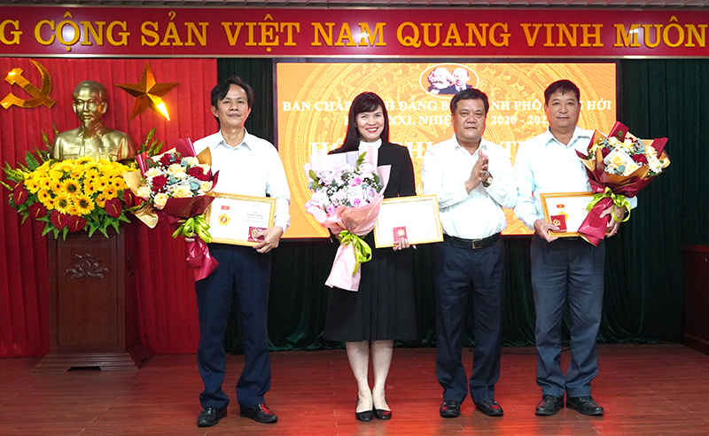 ồng chí Phó Bí thư Tỉnh ủy, Chủ tịch UBND tỉnh, Bí thư Thành ủy Đồng Hới Trần Phong trao Kỷ niệm chương “Vì sự nghiệp Dân vận” cho các cá nhân.