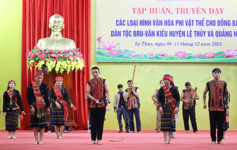 Lớp tập huấn, truyền dạy các loại hình văn hóa phi vật thể cho đồng bào dân tộc Bru-VânKiều. 
