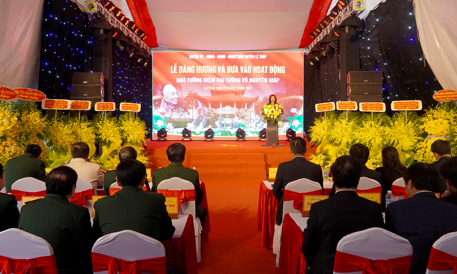 Quanh cảnh buổi lễ.