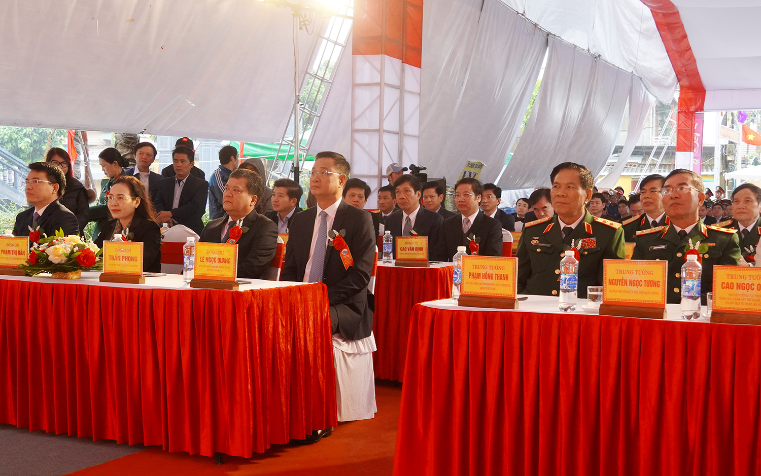 Các đại biểu tham dự buổi lễ.