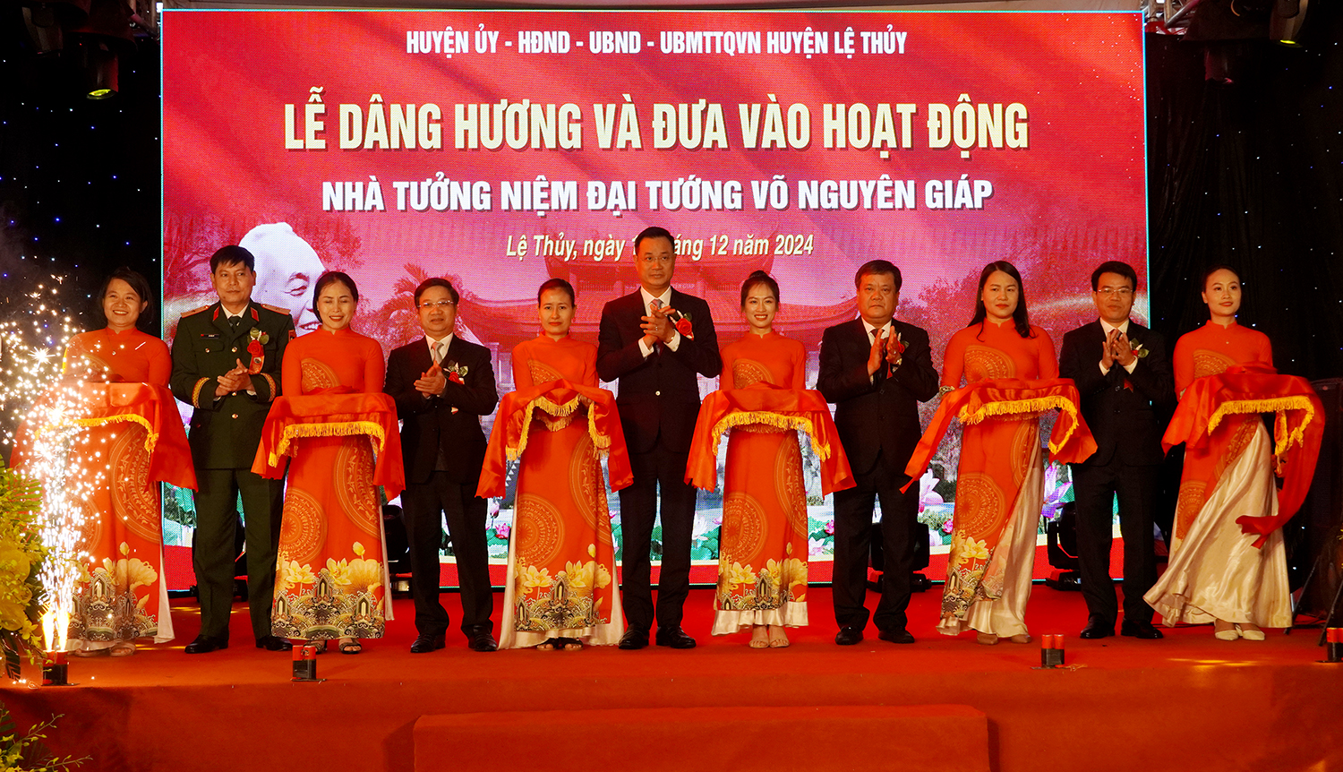 : Các đại biểu cắt băng khánh thành đưa vào hoạt động Nhà tưởng niệm Đại tướng Võ Nguyên Giáp.