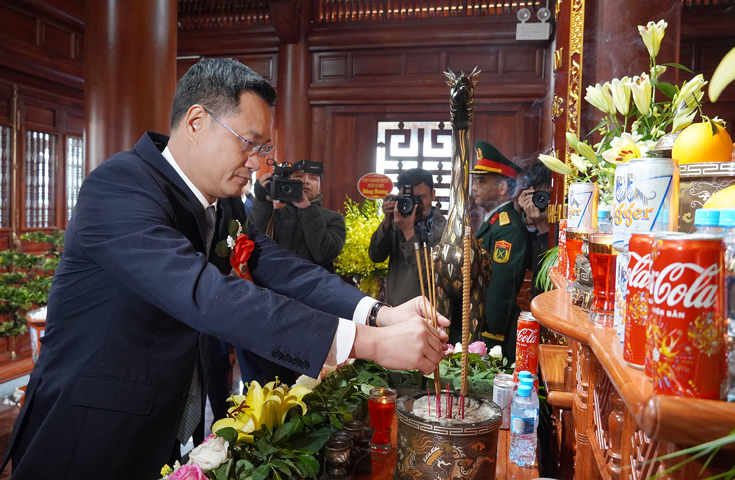 Đồng chí Bí thư Tỉnh ủy Lê Ngọc Quang dâng hương tại Nhà tưởng niệm Đại tướng Võ Nguyên Giáp.