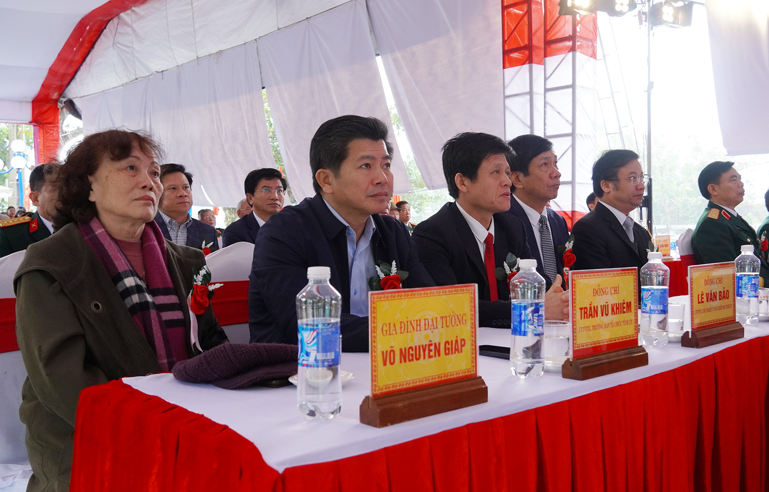 Các đại biểu tham dự buổi lễ.