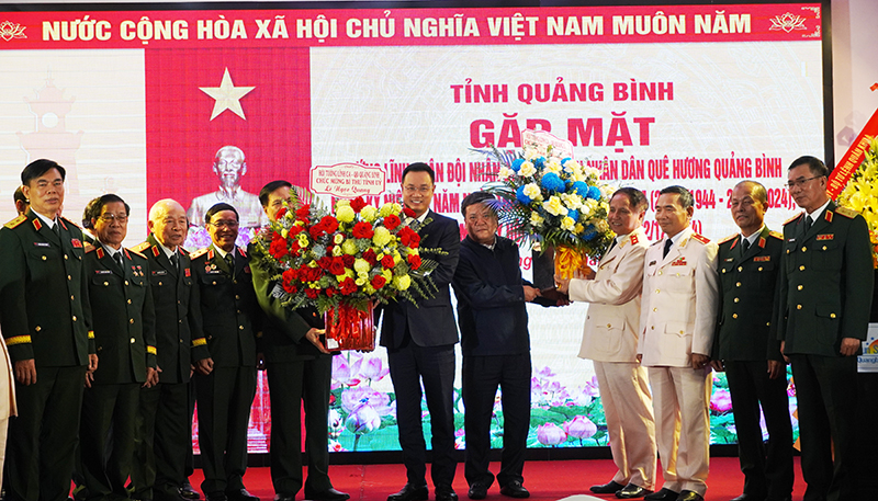 Đại diện các tướng lĩnh Quân đội nhân dân, Công an nhân dân tanwgj hoa chúc mừng đồng chí Bí thư Tỉnh ủy Lê Ngọc Quang và đồng chí Chủ tịch UBND tỉnh Trần Phong.