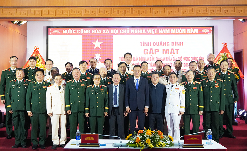Các đồng chí lãnh đạo tỉnh và các tướng lĩnh Quân đội nhân dân, Công an nhân dân chụp ảnh lưu niệm.