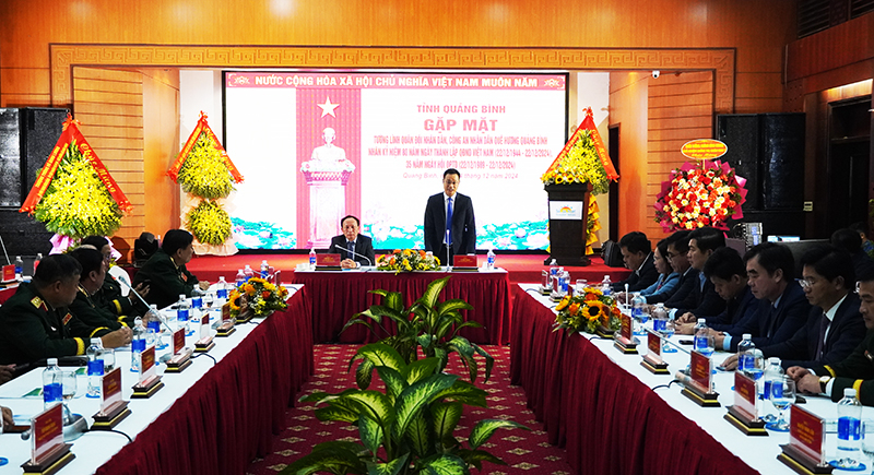 Đồng chí Bí thư Tỉnh ủy Lê Ngọc Quang phát biểu cảm ơn và tiếp thu ý kiến các tướng lĩnh Quân đội nhân dân, Công an nhân dân tại buổi gặp mặt.
