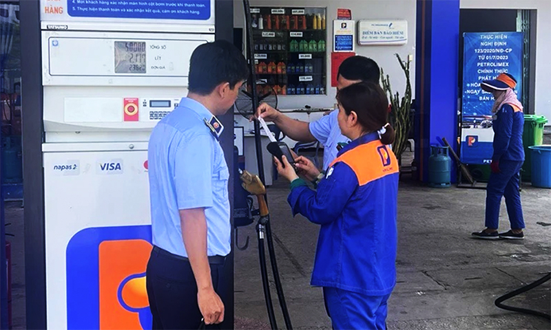 Lực lượng quản lý thị trường tỉnh Quảng Ngãi kiểm tra một cửa hàng kinh doanh xăng dầu trên địa bàn. (Ảnh ANH TÚ)