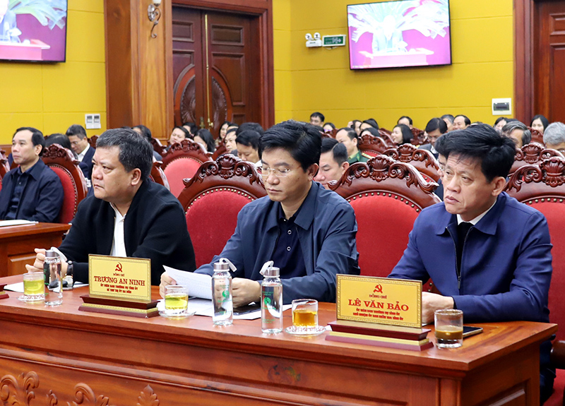 Các đồng chí lãnh đạo tỉnh tham dự hội nghị