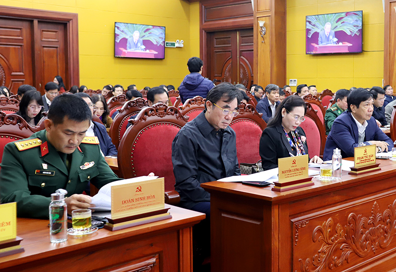 Các đồng chí trong Ban Thường vụ Tỉnh ủy tham dự hội nghị