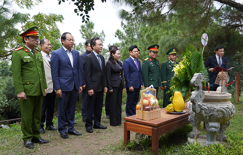 Các đồng chí lãnh đạo tỉnh dâng hương, dâng hoa mộ Đại tướng Võ Nguyên Giáp.