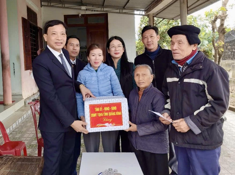 Phó Giám đốc Sở Lao động-Thương binh và Xã hội Hồ Tân Cảnh thăm, tặng quà gia đình thương binh Đặng Văn Chắc (xã Quảng Châu, Quảng Trạch).