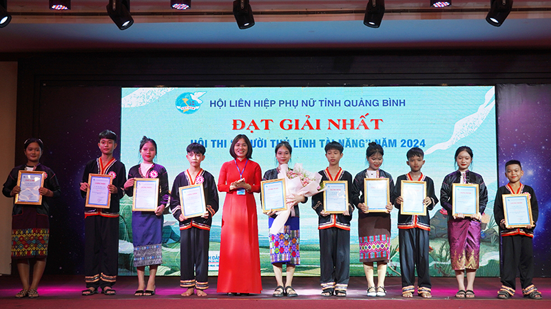 Đồng chí Chủ tịch Hội LHPN tỉnh Diệp Thị Minh Quyết trao giải nhất cho đội thi bản Y Leng tại hội thi  