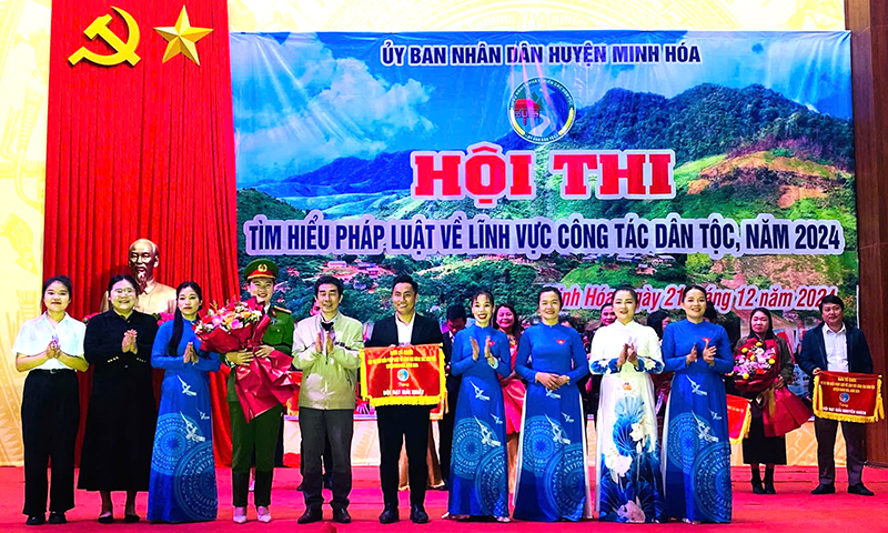 Ban tổ chức trao giải Nhất cho xã Hóa Sơn.