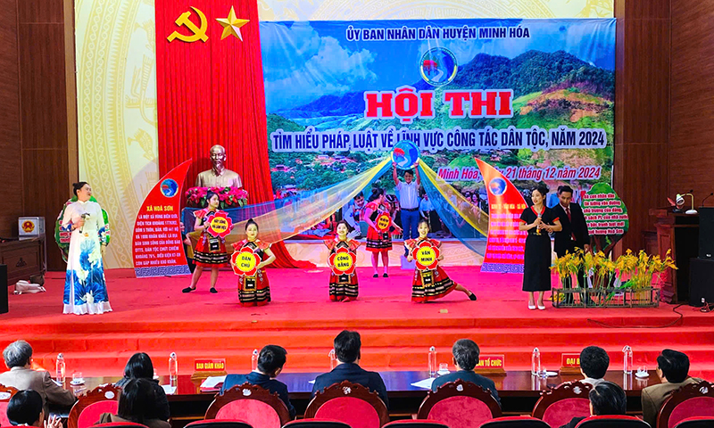 Ảnh: 01-Phần thi xử lí tình huống 02-Một tiết mục tại hội thi.