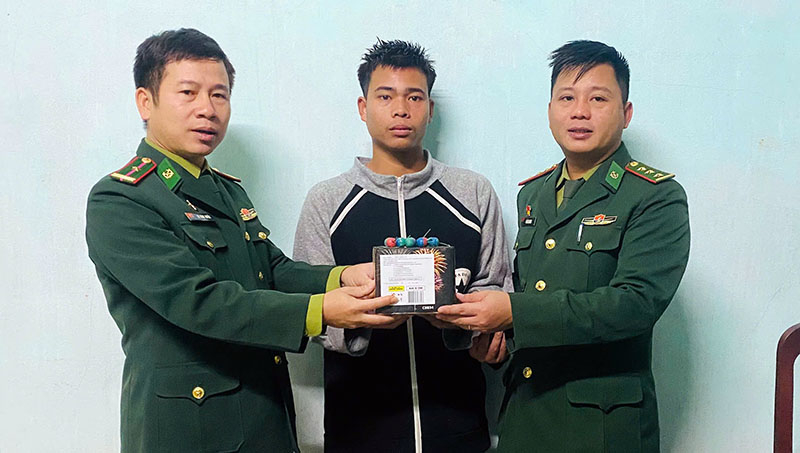 Đồn Biên phòng Làng Ho tiếp nhận pháo do người dân tự nguyện giao nộp