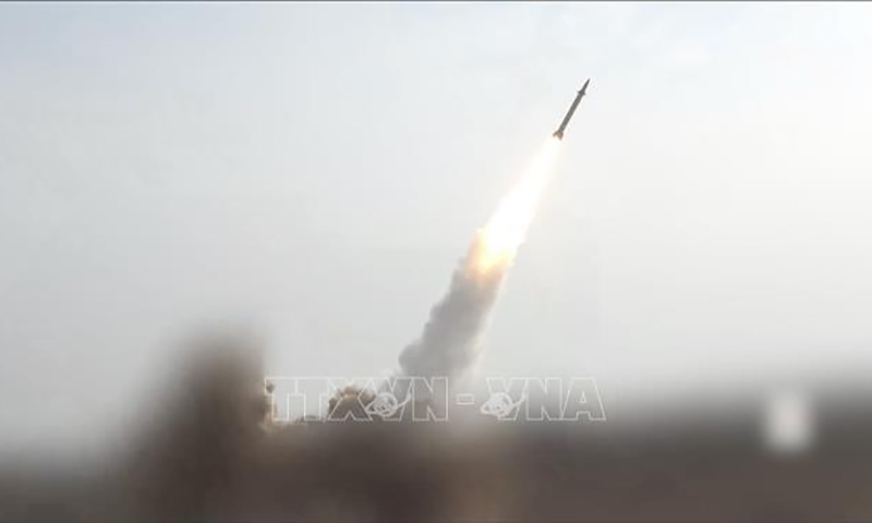  Hình ảnh tên lửa của Houthi phóng về phía Israel. Ảnh: THX/TTXVN