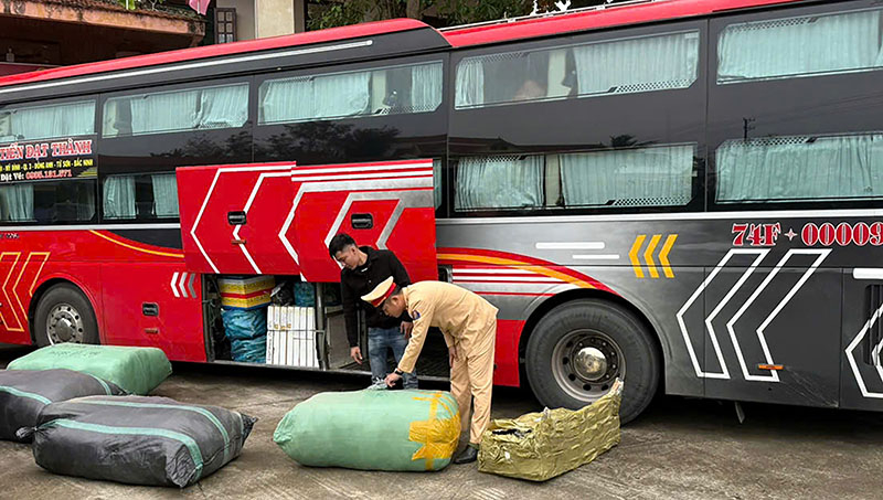 Lực lượng CSGT phát hiện vụ việc hàng hóa không rõ nguồn gốc, xuất xứ