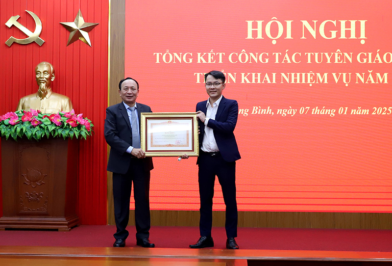 Thừa ủy quyền của Thủ tướng Chính phủ, đồng chí Phó Bí thư Thường trực Tỉnh ủy Trần Hải Châu trao Bằng khen Thủ tướng cho Đảng bộ và nhân dân phường Ba Đồn (TX.Ba Đồn) tại hội nghị