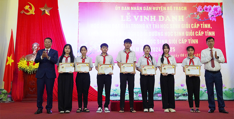 Đại diện lãnh đạo huyện Bố Trạch tặng thưởng cho các học sinh đoạt giải nhì kỳ thi học sinh giỏi lớp 9 cấp tỉnh.