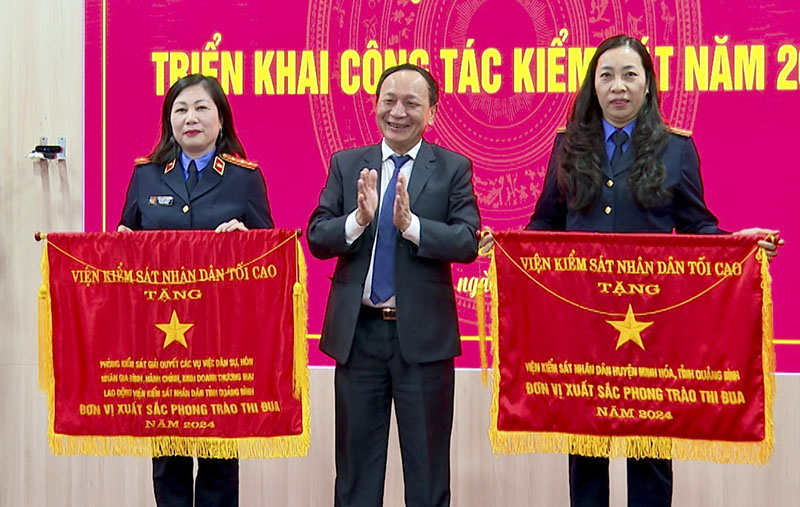 Đồng chí Phó Bí thư Thường trực Tỉnh ủy Trần Hải Châu trao cờ thi đua của Viện Kiểm sát nhân dân tối cao cho các tập thể