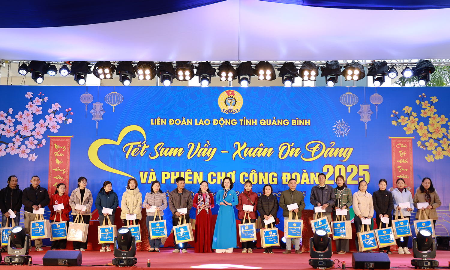 Đồng chí Chủ tịch Ủy ban MTTQVN tỉnh Phạm Thị Hân và lãnh đạo LĐLĐ tỉnh trao quà Tết cho ĐV, NLĐ có hoàn cảnh khó khăn.