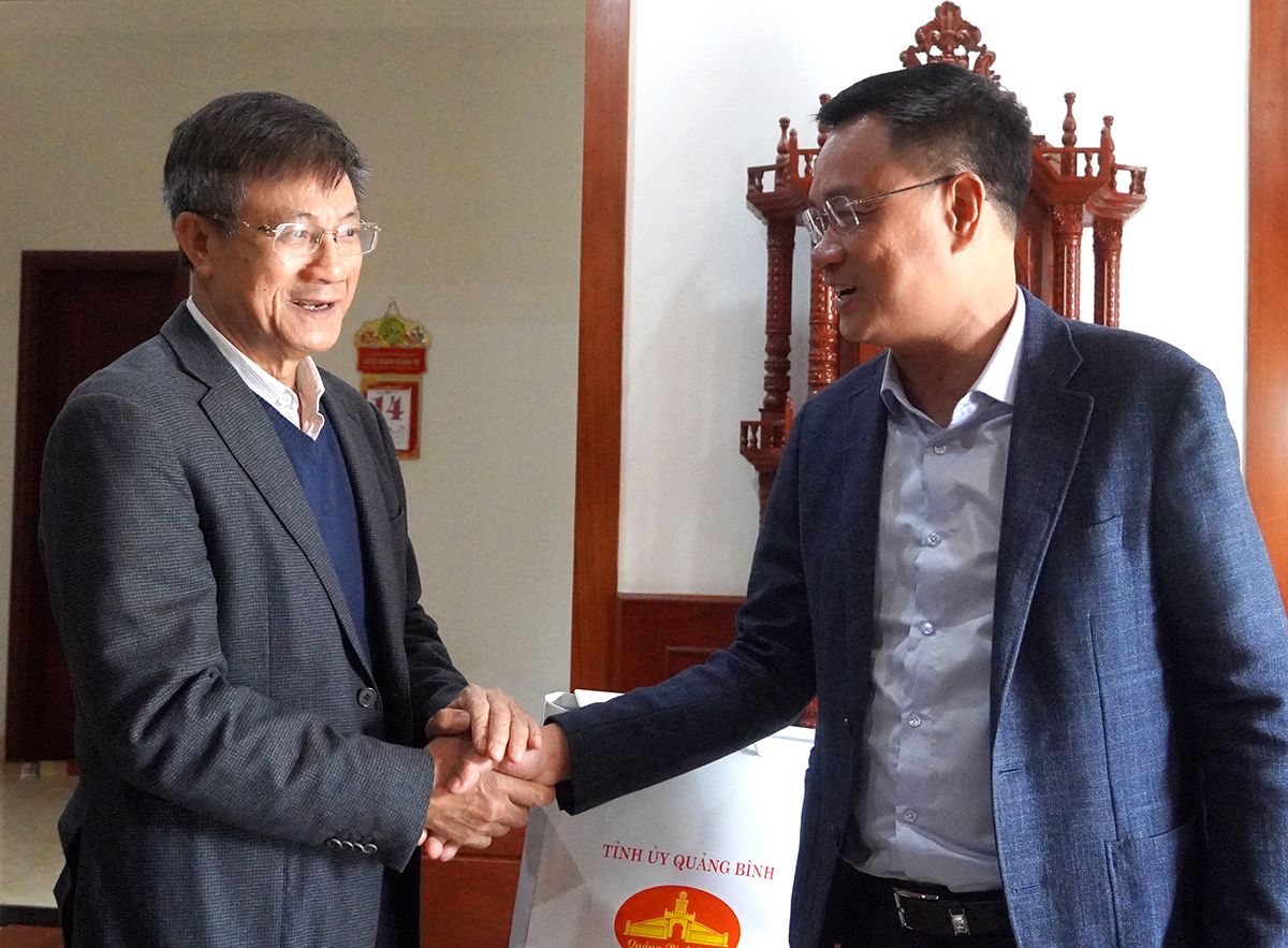 Đồng chí Bí thư Tỉnh ủy Lê Ngọc Quang chúc Tết đồng chí Lương Ngọc Bính.
