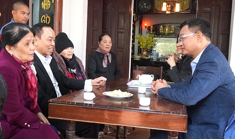 Đồng chí Bí thư Tỉnh ủy Lê Ngọc Quang thăm gia đình đồng chí Cổ Kim Thành.