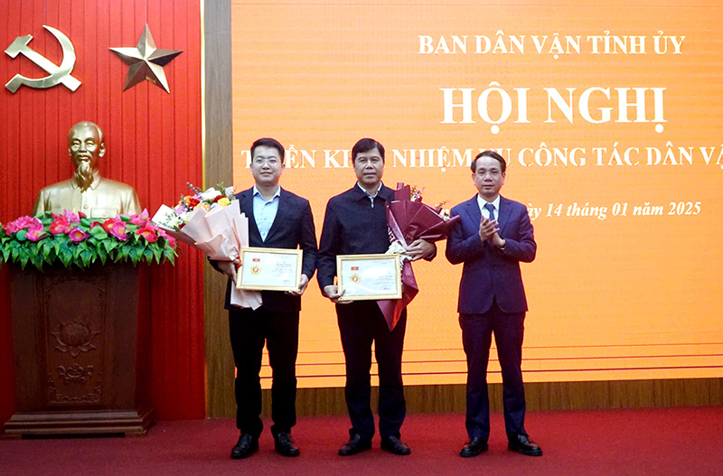Đồng chí Phan Mạnh Hùng, Trưởng ban Dân vận Tỉnh ủy trao kỷ niệm chương  
