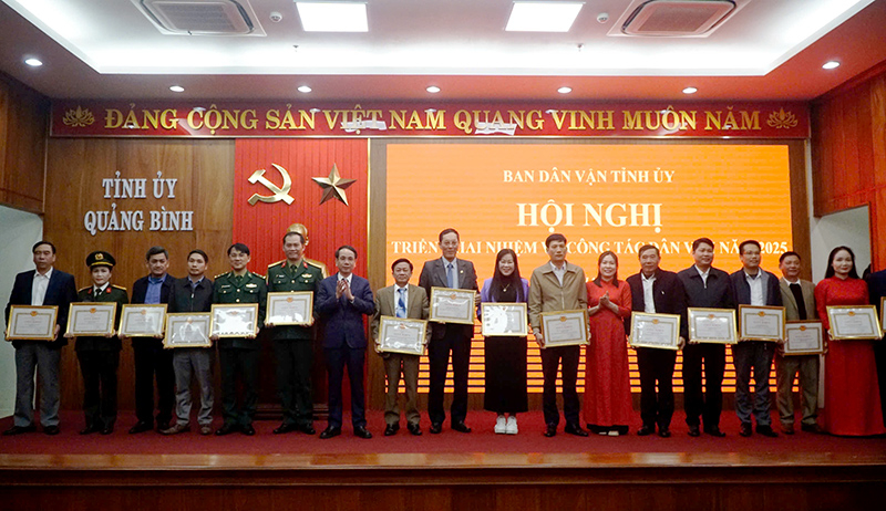 Các tập thể, cá nhân có thành tích xuất sắc trong công tác dân vận được Ban Dân vận Tỉnh ủy tặng Giấy khen