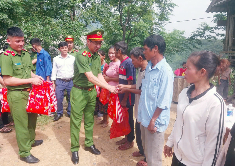 Công an huyện Minh Hóa thực hiện các chương trình hỗ trợ bà con bản K-Ai, xã Dân Hóa ổn định đời sống và tạo lập sinh kế để giảm nghèo bền vững.
