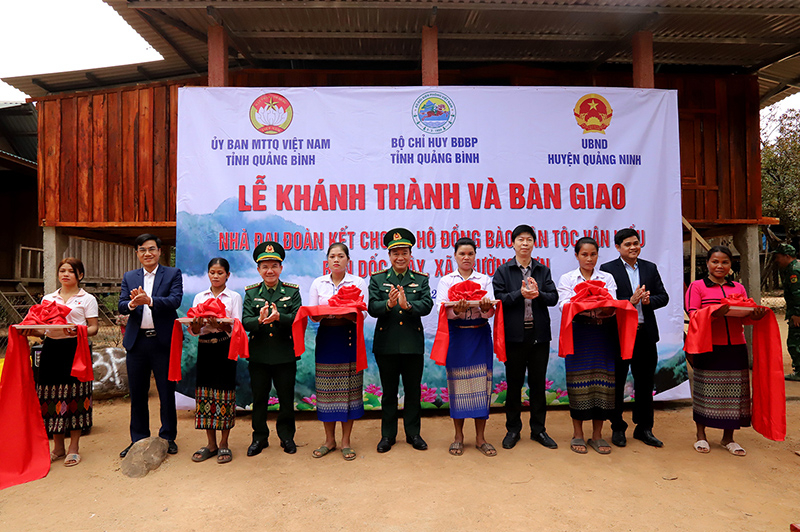 Cắt băng khánh thành “Nhà đại đoàn kết” tại bản Dốc Mây.