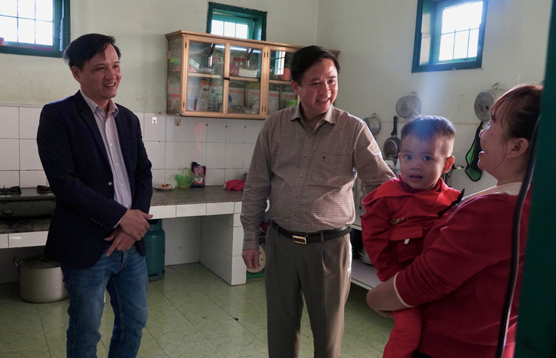  Lãnh đạo Sở Lao động-Thương binh và Xã hội kiểm tra tình hình chăm sóc,nuôi dưỡng trẻ tại làng.