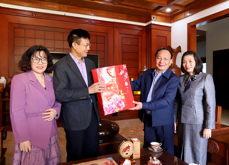 Đồng chí Phó Bí thư Thường trực Tỉnh ủy Trần Hải Châu thăm, chúc Tết gia đình đồng chí Lương Ngọc Bính.