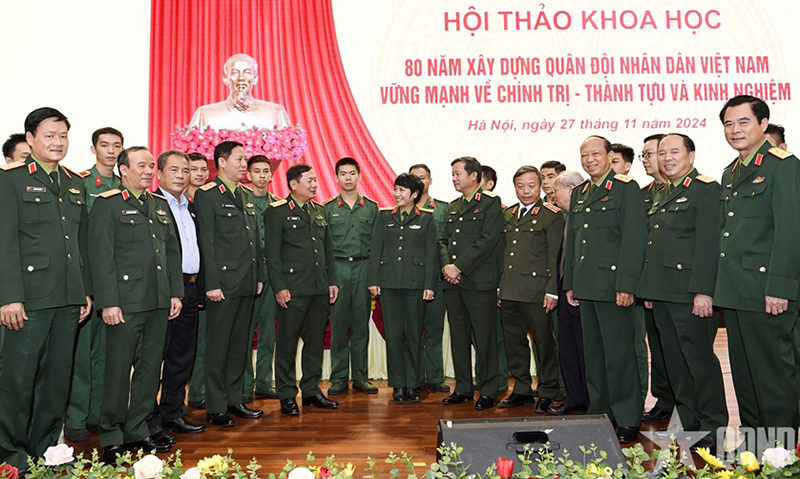 Các đại biểu tại Hội thảo khoa học “80 năm xây dựng QĐND Việt Nam vững mạnh về chính trị-Thành tựu và kinh nghiệm” do Trường Sĩ quan Chính trị chủ trì phối hợp với Cục Tuyên huấn và Báo Quân đội nhân dân (Tổng cục Chính trị Quân đội nhân dân Việt Nam) tổ chức. Ảnh: TUẤN HUY