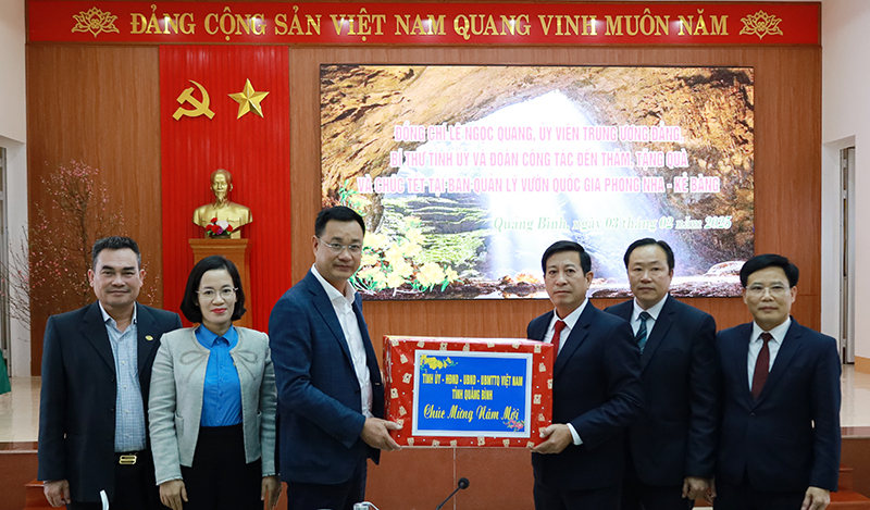 Đồng chí Bí thư Tỉnh ủy Lê Ngọc Quang tặng quà tập thể cán bộ, công chức, viên chức, người lao động Ban Quản lý Vườn Quốc gia Phong Nha-Kẻ Bàng.