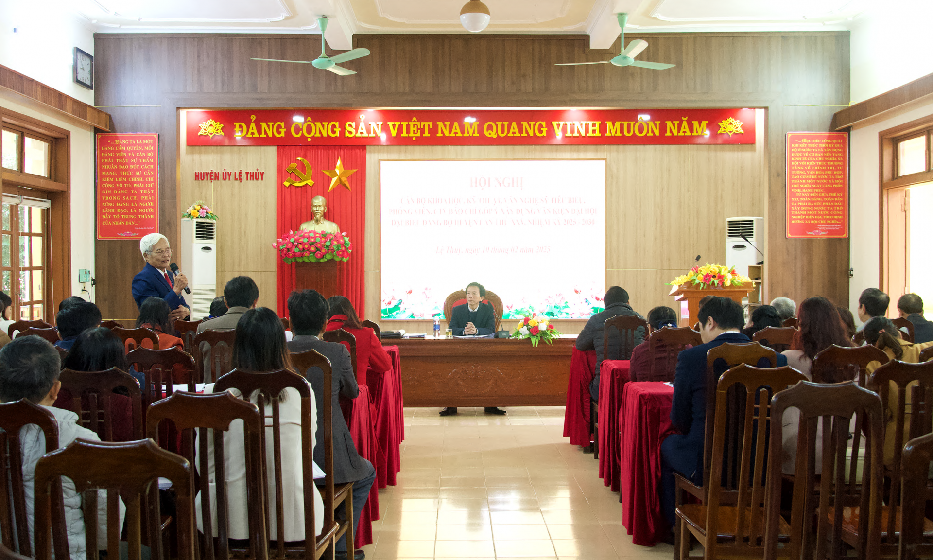 Quang cảnh hội nghị.