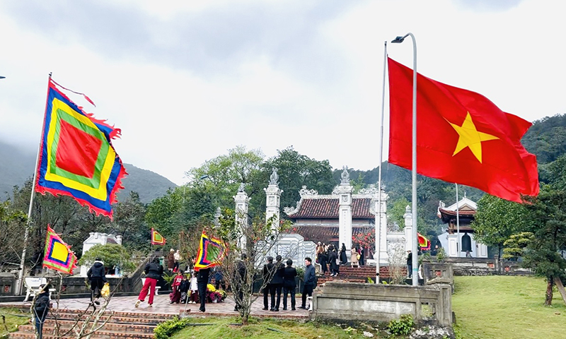 Đền Thánh mẫu Liễu Hạnh thu hút đông đảo người dân đến