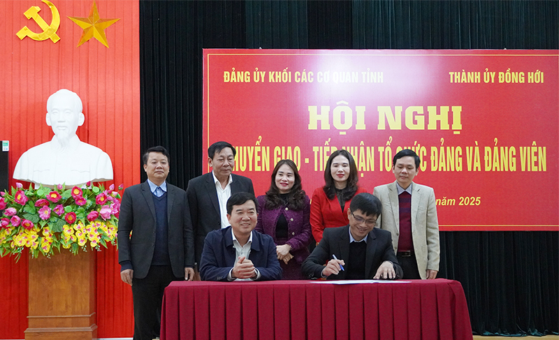 Đại diện lãnh đạo Đảng bộ Khối các cơ quan tỉnh và Đảng bộ TP. Đồng Hới đã ký kết biên bản chuyển giao, tiếp nhận tổ chức đảng và đảng viên.