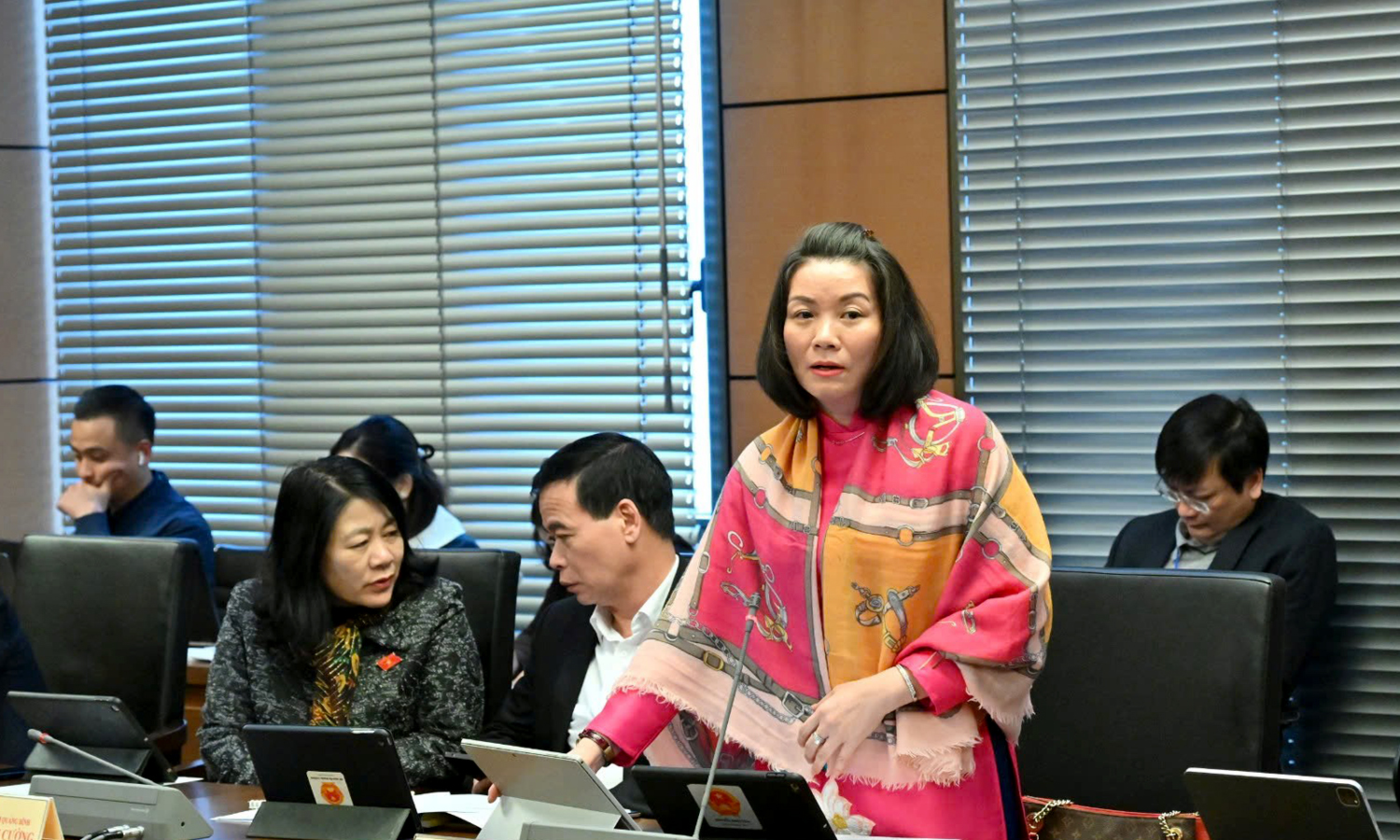 Đồng chí Nguyễn Minh Tâm, Phó trưởng đoàn chuyên trách phụ trách Đoàn ĐBQH tỉnh tham gia góp ý vào các dự thảo luật.